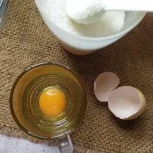 Pecahkan telur, tambahkan gula pasir.