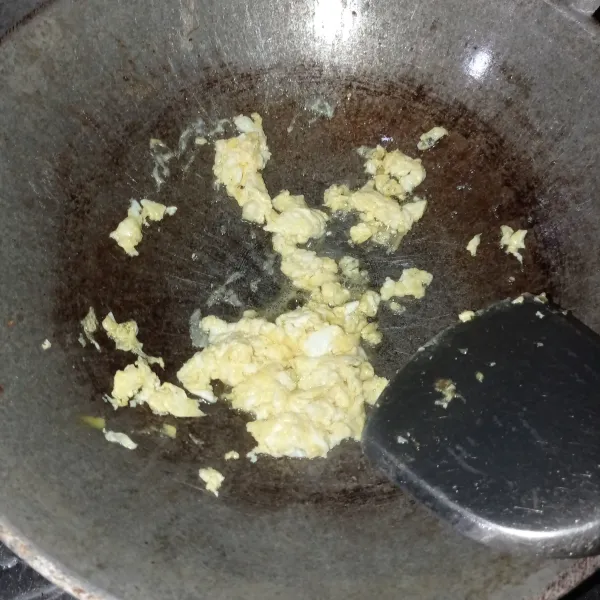 Panaskan margarin, lalu masukkan kocokan telur. Aduk-aduk, masak sampai matang.