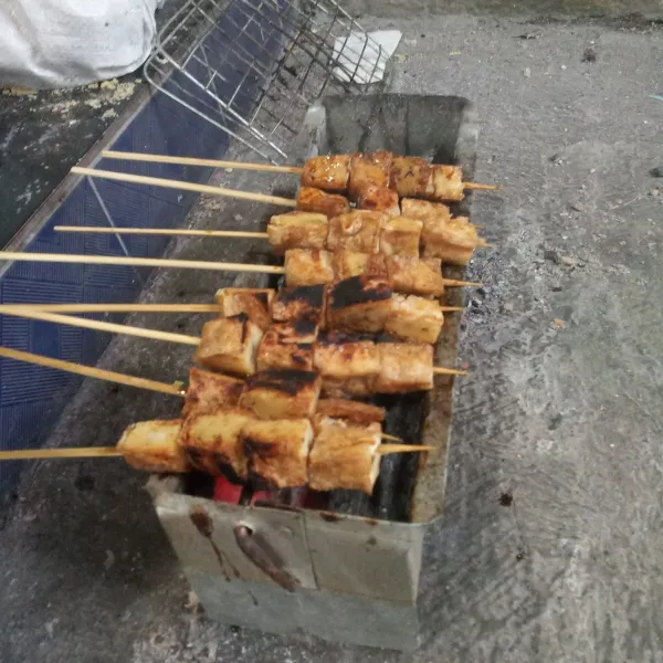 Panggang hingga matang di atas bara api dengan sesekali diolesi kecap manis.