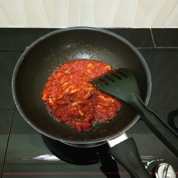 Masak hingga matang dan bumbu meresap. Angkat.