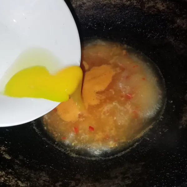 Masukkan air secukupnya dan biarkan hingga mendidih, lalu masukkan telur dan aduk perlahan.