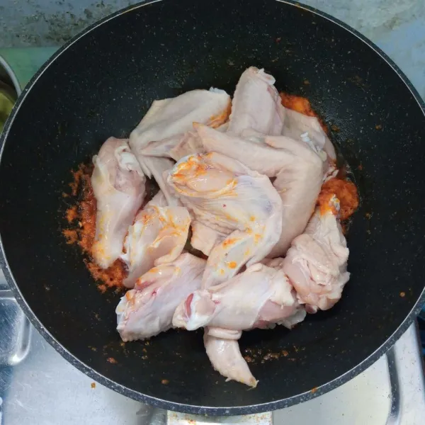 Masukkan ayam, masak sampai berubah warna.
