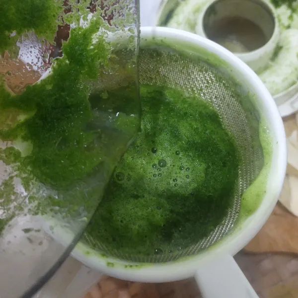Buat jus pandan: blender daun pandan dan daun suji bersama air, lalu saring.