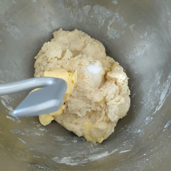 Masukkan butter dan garam lalu mixer hingga kalis elastis atau hingga terbentuk window pane.
