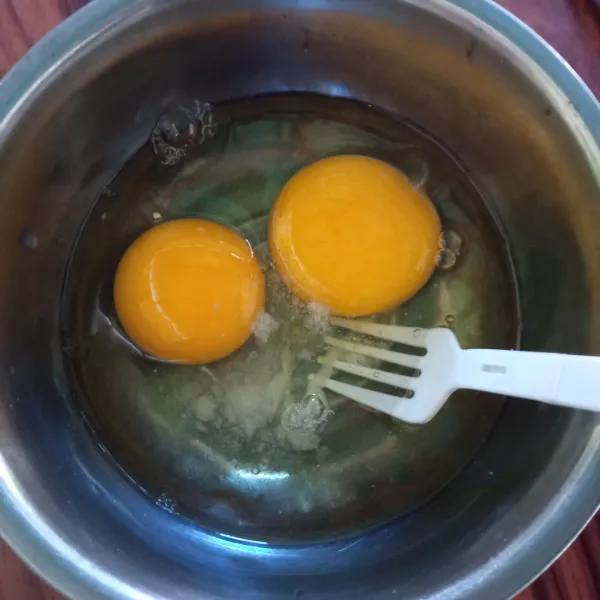 Pecahkan telur, tambahkan garam dan merica bubuk, lalu kocok hingga tercampur rata.