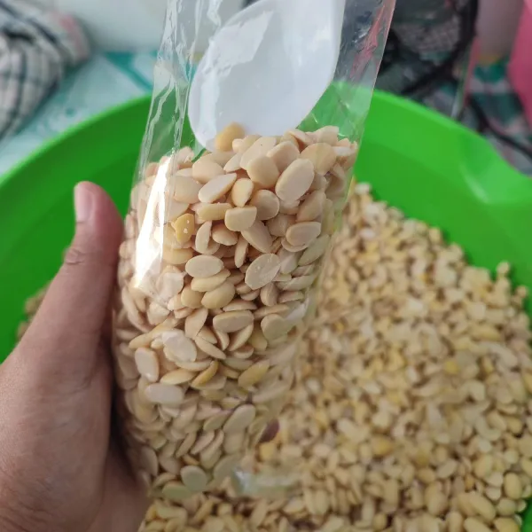 Kemudian siapkan plastik atau daun pisang. Bungkus kedelai, kemudian tutup rapat.