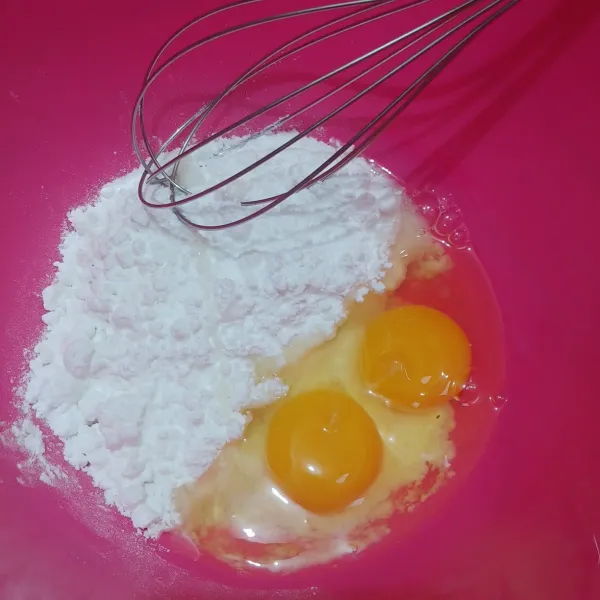 Kocok telur dan gula pasir hingga larut.