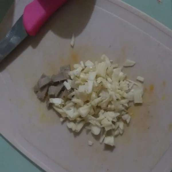 siapkan saus siram, iris jahe dan cincang bawang putih, sisihkan.