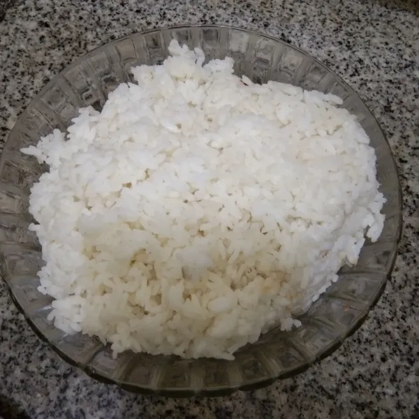 Siapkan nasi putih, pastikan nasi tidak bergerindil.