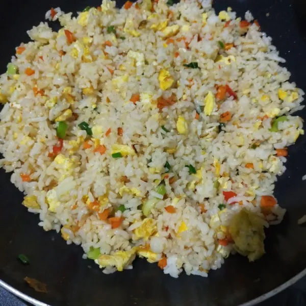 Masukan nasi. Aduk hingga rata. Beri secukupnya Kadu bubuk. Koreksi rasa.