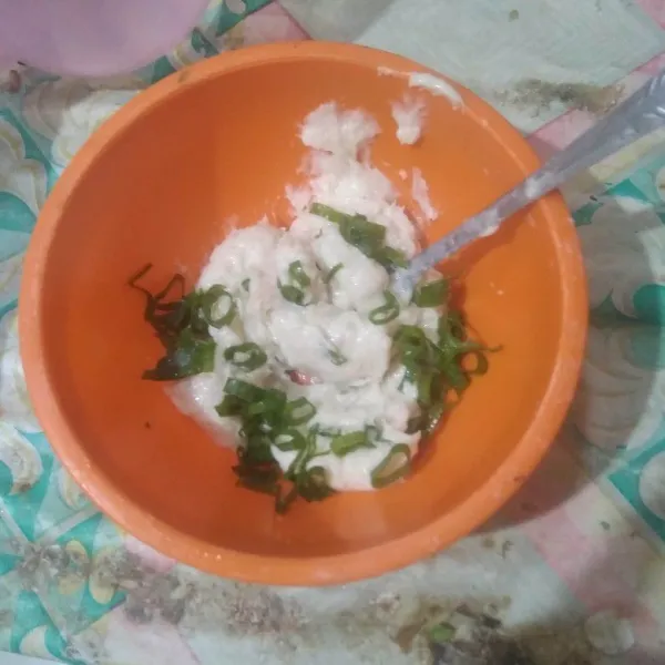Campurkan dengan daun bawang, lalu aduk rata.