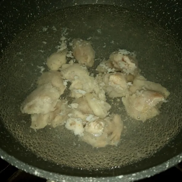 Rebus air sampai mendidih, masukkan ayam beserta marinasinya. Rebus dengan api kecil selama 2 menit atau sampai di rasa cukup matang.