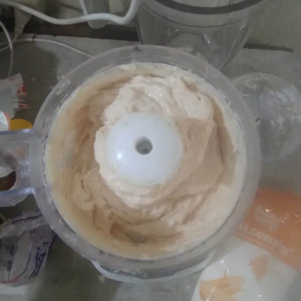 Haluskan daging ayam, lalu tambahkan telur, tepung tapioka, tepung maizena, garam, lada bubuk, dan bawang putih bubuk, lalu campur rata.