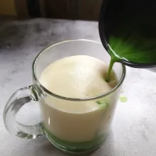 Tambahkan sirup pandan mendidih ke adonan telur, sajikan panas.