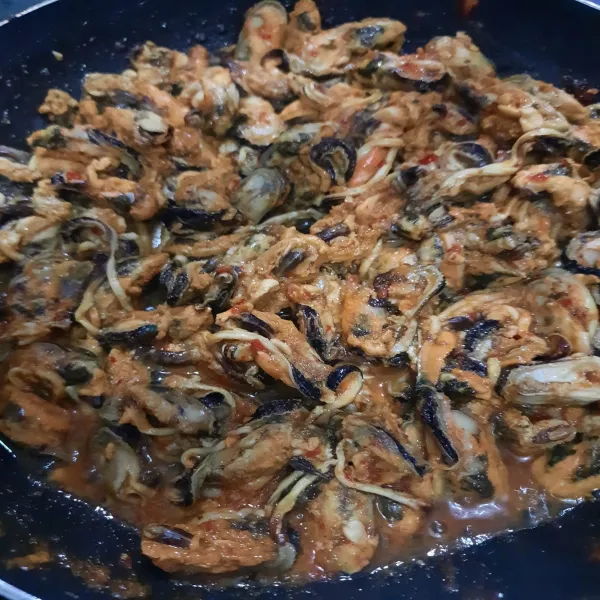 Masak sampai bumbu meresap. Kemudian sajikan.