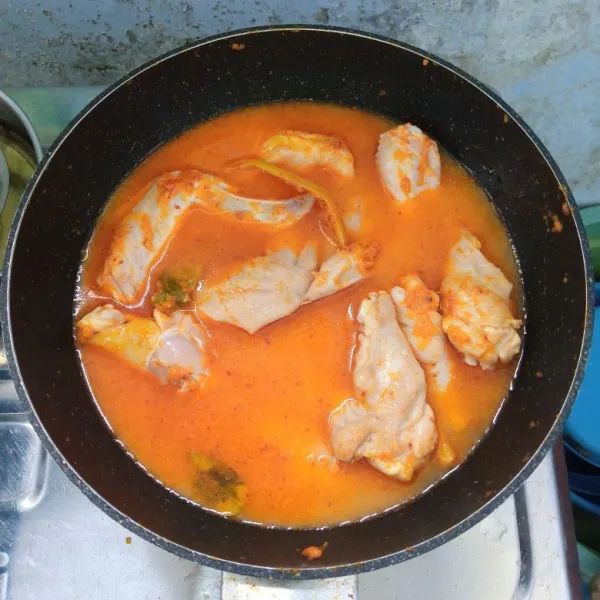 Tambahkan air, lalu aduk rata. Masak sampai mendidih dan ayam empuk.