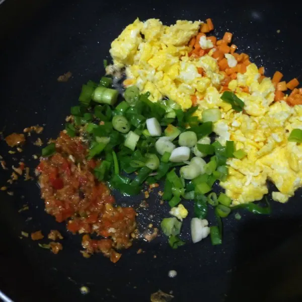 Masukan irisan daun bawang, masak hingga layu.