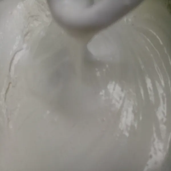Mixer telur, gula dan emulsifier sampai putih mengembang.