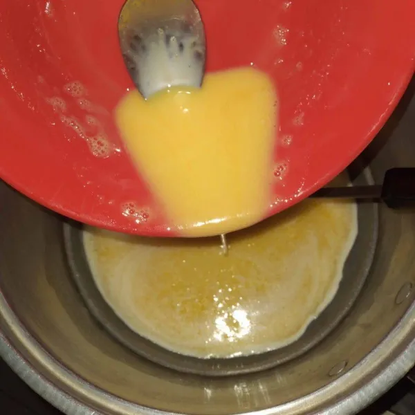 Masak semua bahan lapisan kuning telur kecuali kuning telur itu sendiri hingga mendidih, lalu ambil secentong cairan agar-agar lapisan kuning telur, tuang ke dalam kuning telurnya. Aduk rata, lalu masukkan dalam lapisan kuning telur yang dipanci. Aduk hingga mendidih, lalu angkat dan sisihkan.