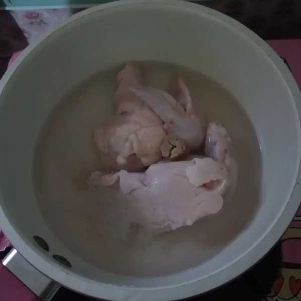 masukan ayam bersama jahe geprek, merica, garam, dan gula, tambahkan air kemudian masak hingga empuk.