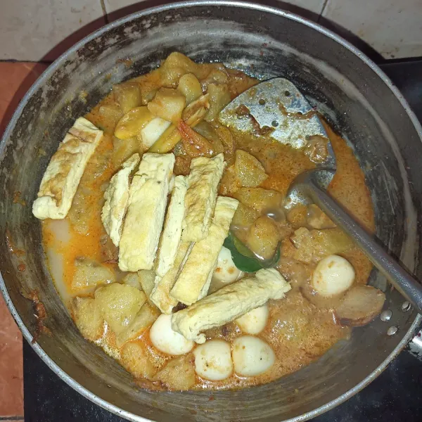 Masukkan semua bahan lain, masak sampai air asat, lalu cicipi rasanya.