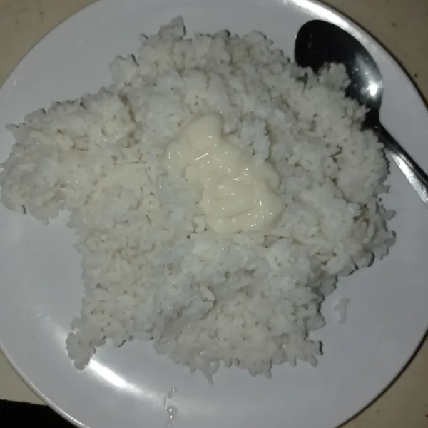 Campur nasi dengan 2 sdm mayonaise, aduk hingga benar-benar tercampur rata.