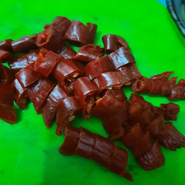 Potong cabai merah besar.