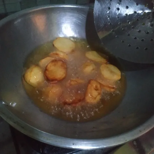 Kupas kentang, lalu cuci bersih, kemudian goreng hingga matang empuk.