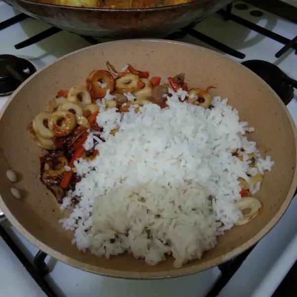 Masukkan nasi putih, masak hingga matang. Kemudian cicipi rasanya.