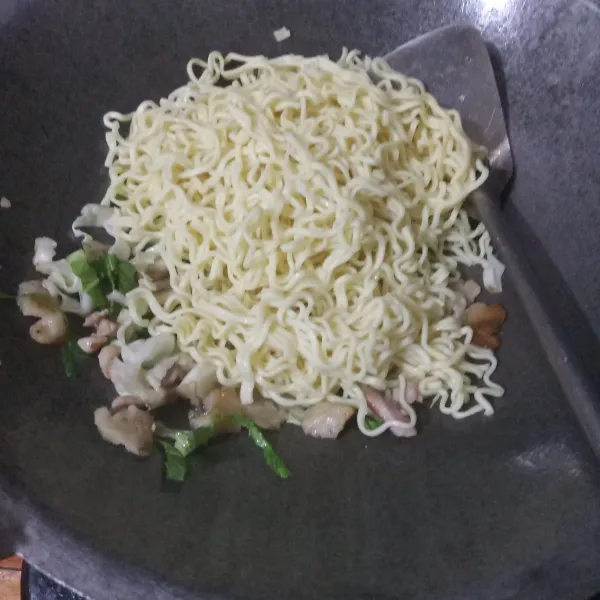 Masukkan mie dan sawi. Aduk rata.