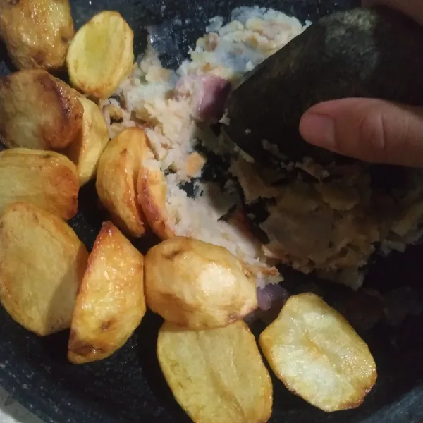 Masukkan kentang yang sebelumnya sudah di goreng, uleg hingga halus.