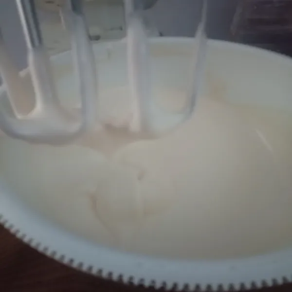 Mixer dengan speed tinggi telur, gula pasir dan sp sampai putih mengembang.