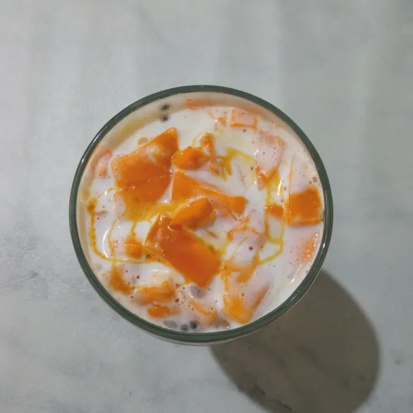 Tambahkan sirup gula aren di atasnya, lalu aduk rata, kemudian sajikan.