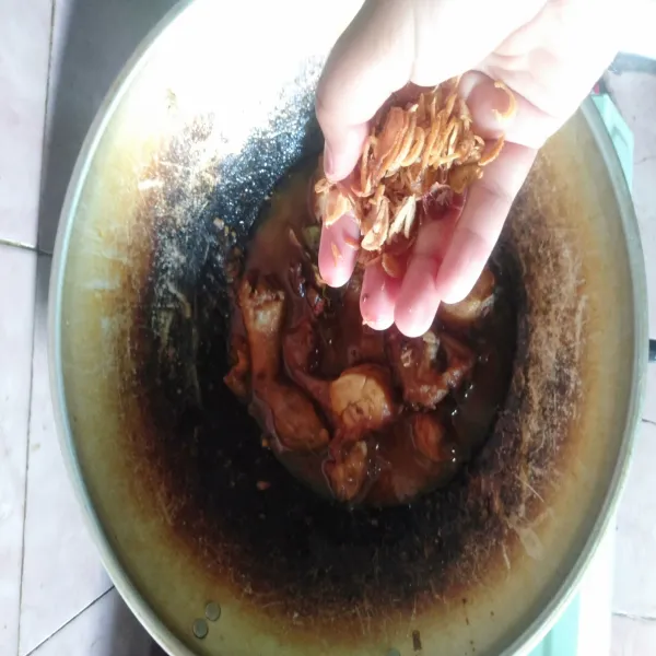 Diamkan sampai tekstur kuah lebih mengental, setelah matang tambahkan bawang goreng.