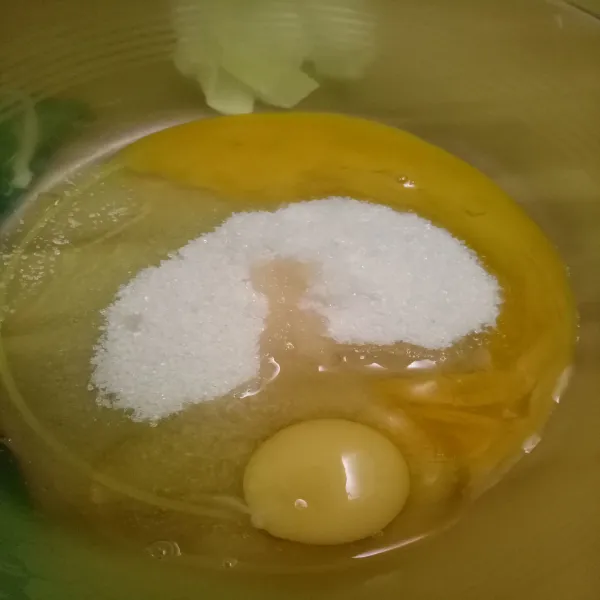 Mixer gula dan telur sampai mengembang pucat. Lalu masukkan terigu dan air soda sedikit demi sedikit dengan kecepatan rendah sampai tinggi. Mix sekitar 5 menit.