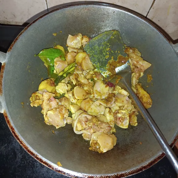 Panaskan secukupnya minyak lalu tumis bumbu halus beserta daun jeruk, serai dan jahe sampai harum. Masukkan ayam, masak sampai ayam berubah warna.