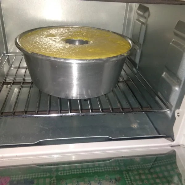 Tuang dalam loyang lalu oven 180°C selama 45 menit atau sampai matang.