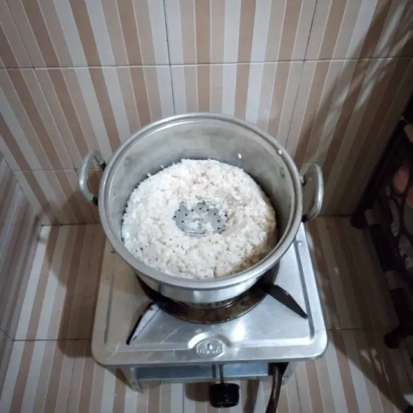 Cuci bersih beras ketan, lalu kukus selama 15 menit. Kemudian angkat dan taruh dalam wadah bersih.