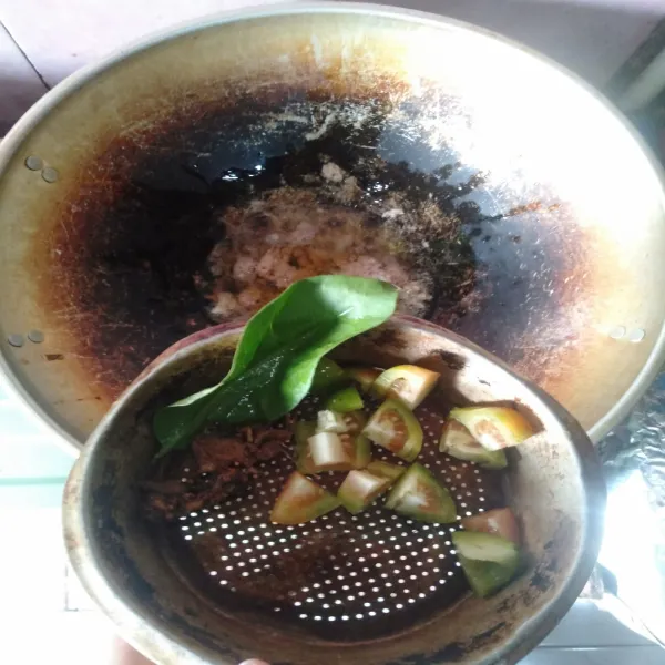 Masukkan potongan tomat, lengkuas dan daun salam. Gongsong sampai keluar aroma bumbu.