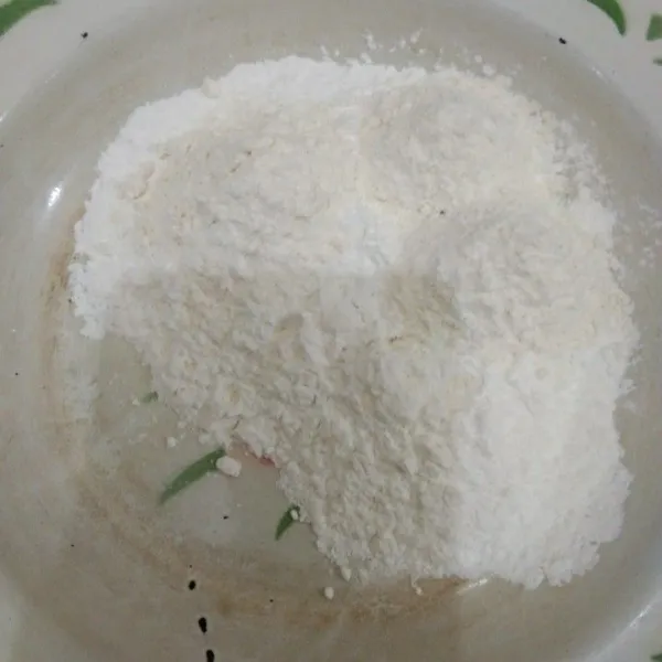Dalam wadah siapkan tepung terigu, tepung serba guna, garam dan merica bubuk, aduk rata