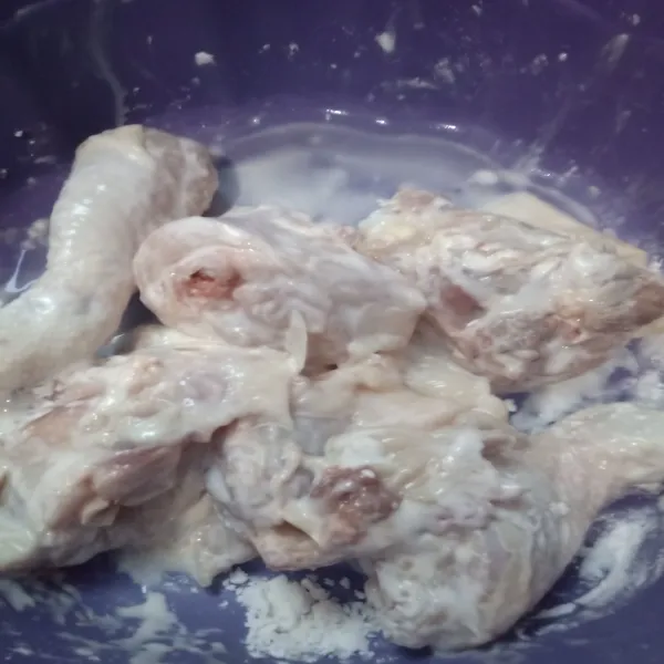 Taburi dengan tepung tapioka aduk rata, ini bertujuan agar ayam menjadi lembut.