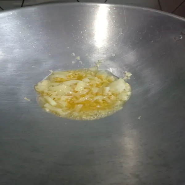Panaskan mentega dan minyak goreng, tumis bawang putih dan bawang bombay hingga layu.
