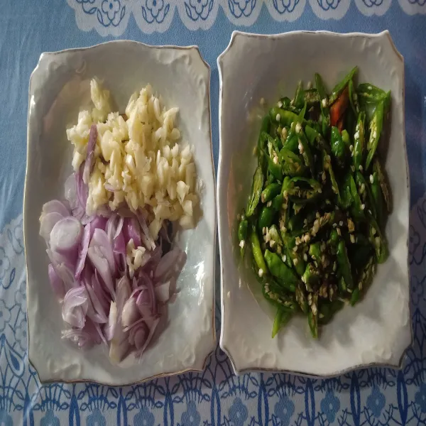 Iris bawang merah, bawang putih dan cabai rawit.