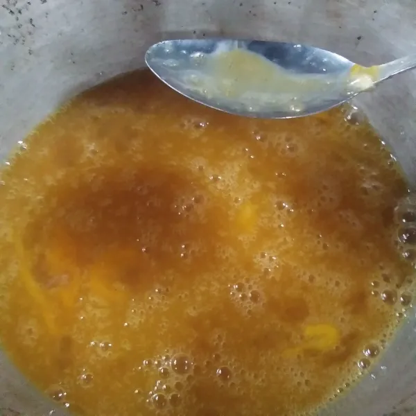 Kocok telur dan gula sampai larut (bahan C).