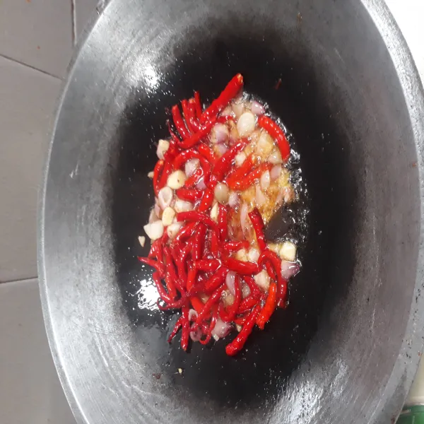Goreng cabe merah, terasi, bawang merah dan bawang putih sampai harum. Angkat.