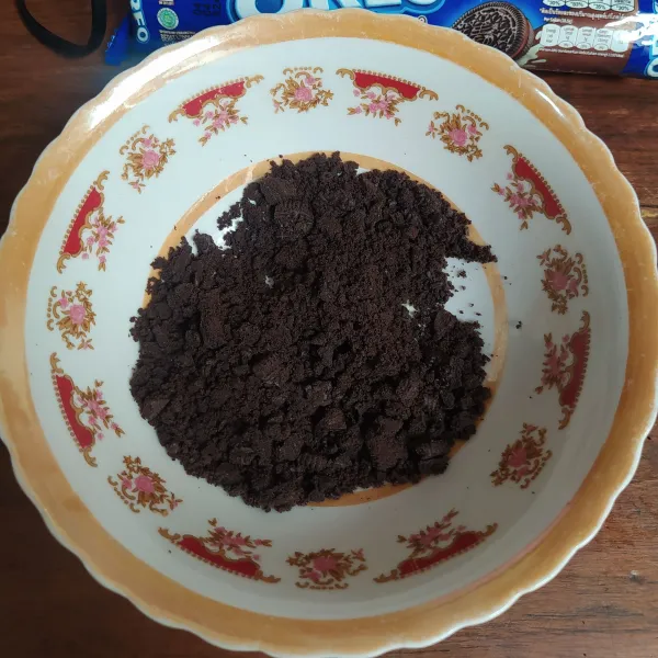 Hancurkan oreo hingga halus.