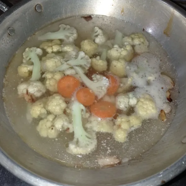Masukkan kembang kol dan wortel, masak sampai matang. Cek rasa.