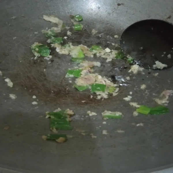 Tumis bawang putih dan kemiri yang sudah diuleg, masukkan daun bawang.