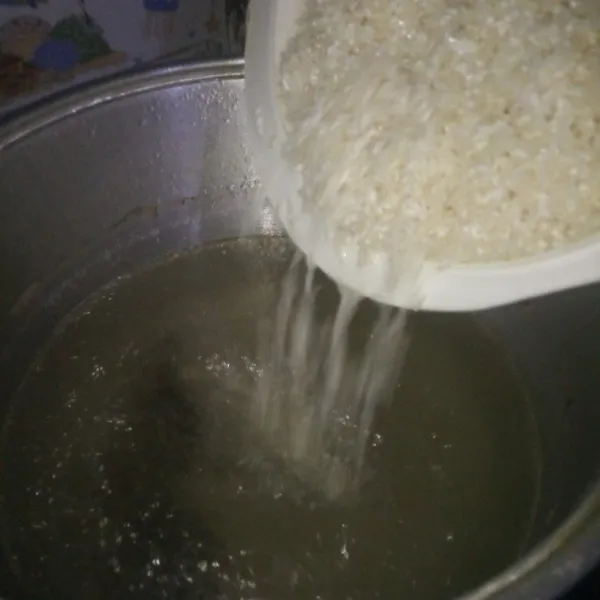 Masak beras di air kaldu ayam tadi.