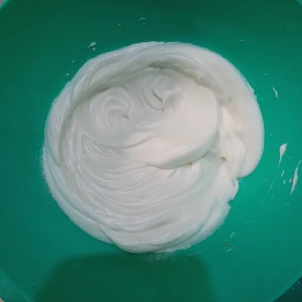 Campurkan semua bahan meringue, mixer dengan kecepatan tinggi sampai putih kaku berjejak.